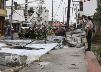 Cae una avioneta en plena calle de Ecuador y mata a dos personas