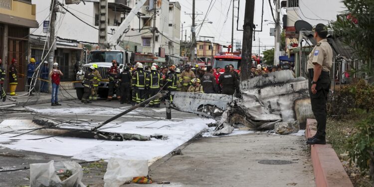 Cae una avioneta en plena calle de Ecuador y mata a dos personas