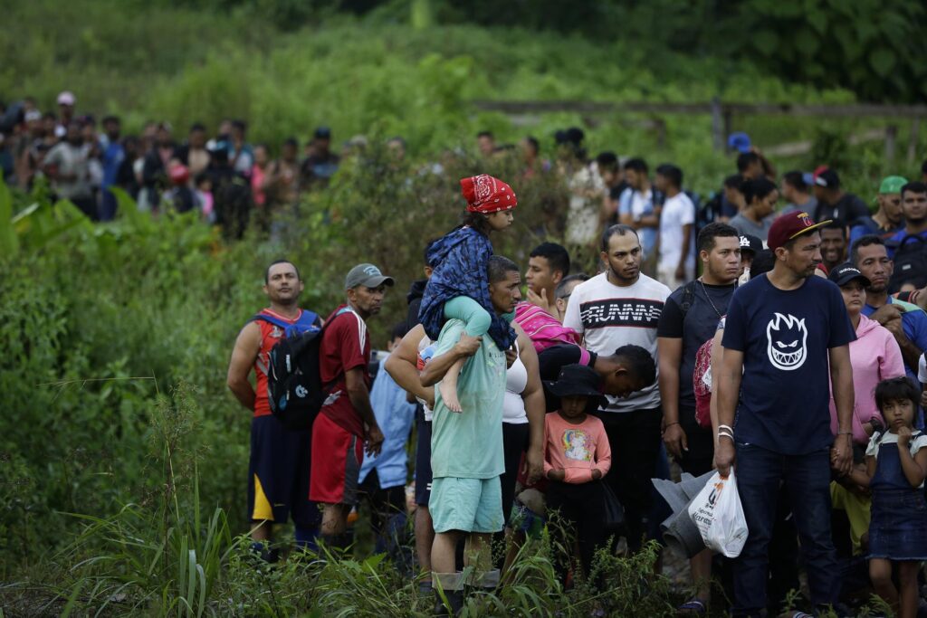 Miles de personas migrantes hacen fila a la llegada el 14 de octubre de 2022, al pueblo de Bajo Chiquito para ser enviados a una estación de recepción migratoria (ERM) de San Vicente en Metetí (Panamá), tras cruzar la selva del Darién migrando hacia los Estados Unidos. EFE