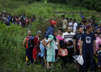 Miles de personas migrantes hacen fila a la llegada el 14 de octubre de 2022, al pueblo de Bajo Chiquito para ser enviados a una estación de recepción migratoria (ERM) de San Vicente en Metetí (Panamá), tras cruzar la selva del Darién migrando hacia los Estados Unidos. EFE