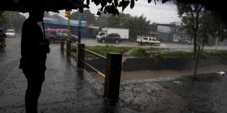 La Fuerza Naval de Nicaragua recomienda resguardo por la onda tropical en el Caribe. Foto, EFE/Jorge Torres