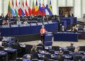 La presidenta de la Comisión Europea, Ursula von der Leyen (c), habla durante un debate sobre 'La escalada de Rusia en su guerra de agresión contra Ucrania', en el Parlamento Europeo este miércoles. EFE