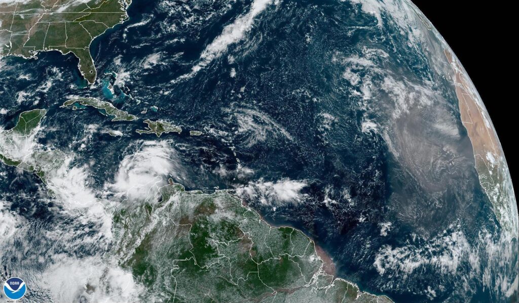 «Julia» se fortalece y avanza a rumbo a la costa caribe de Nicaragua