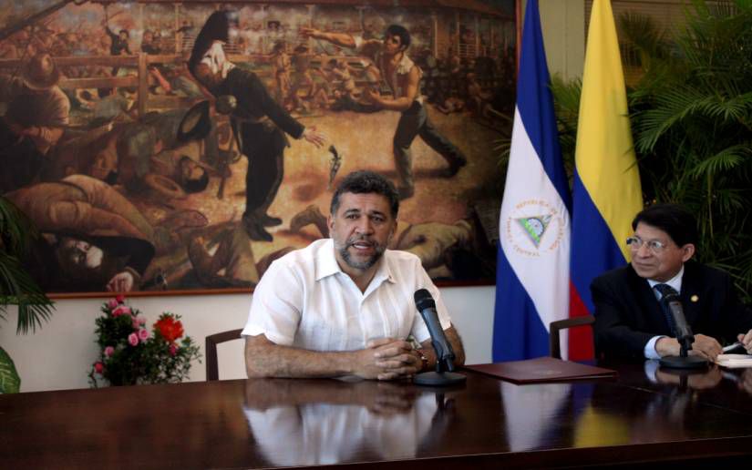 Embajador de Colombia entrega copias de estilo al canciller Moncada