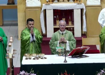 «Aún en la opresión y el exilio es posible cantar a Dios», señala monseñor Báez, acompañado de tres sacerdotes exiliados. Foto: Captura de pantalla.