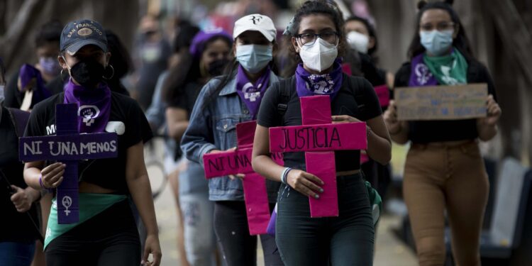 Grupos de mujeres marchan , durante la conmemoración del Día Internacional de la Eliminación de la Violencia contra la Mujer, en Managua (Nicaragua), en una fotografía de archivo. EFE