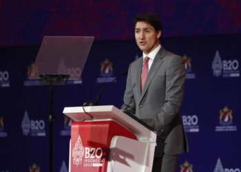 El primer ministro canadiense, Justin Trudeau, pronuncia un discurso durante la Cumbre B20 Indonesia 2022 al margen de la Cumbre del G20 en Bali este 14 de noviembre. EFE/