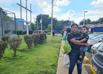 Los familiares de los detenidos se apostaron en las afueras del complejo policial a la espera de que el comisionado Fidel Domínguez los libere. Foto Voces del Sur