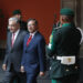 El presidente de México, Andrés Manuel López Obrador (i), recibe a su homólogo de Colombia, Gustavo Petro (d), este viernes en Palacio Nacional, en la Ciudad de México (México). EFE