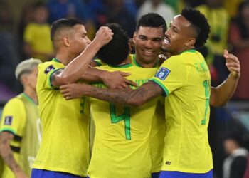 Casemiro celebra con sus compañeros después de ganar el partido de fútbol del grupo G de la Copa Mundial de la FIFA 2022 entre Brasil y Suiza en el Estadio 947 en Doha. EFE
