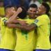 Casemiro celebra con sus compañeros después de ganar el partido de fútbol del grupo G de la Copa Mundial de la FIFA 2022 entre Brasil y Suiza en el Estadio 947 en Doha. EFE