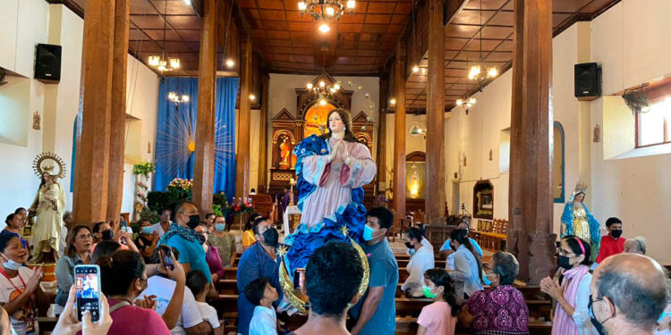 Momento de la bajada de la imagen de la Inmaculada Concepción de María en Tipitapa.  Foto tomada de Facebook.