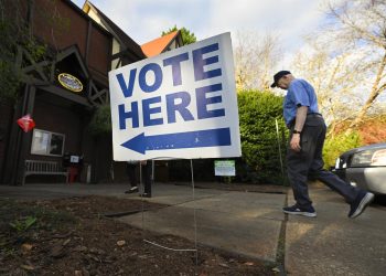 Personas acuden a votar en Avondale Estates, Georgia, este 8 de noviembre de 2022. EFE