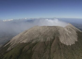 Fotografía de archivo cedida por el Ministerio de Medio Ambiente y Recursos Naturales (MARN) que muestra el volcán Chaparrastique. EFE