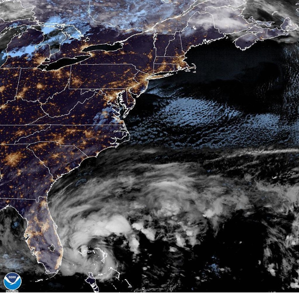 Tormenta Nicole golpea Florida y se dirige al Golfo de México