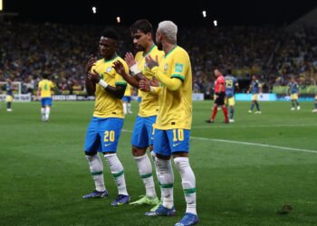Vinicius (i), Lucas Paqueta (c) y Neymar celebran un gol en foto de archivo de Sebastiao Moreira. EFE