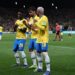 Vinicius (i), Lucas Paqueta (c) y Neymar celebran un gol en foto de archivo de Sebastiao Moreira. EFE