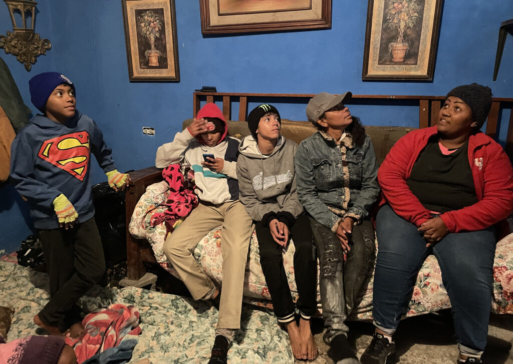 Mexicanos dan refugio a migrantes por el fuerte frio y refugios llenos