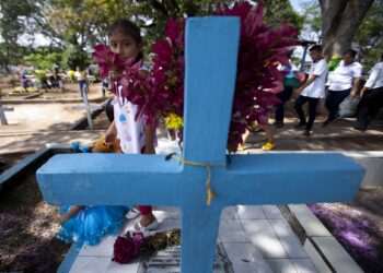 Nicaragüenses regresan en masa a los cementerios por el Día de los Muertos. Foto: EFE / Artículo 66