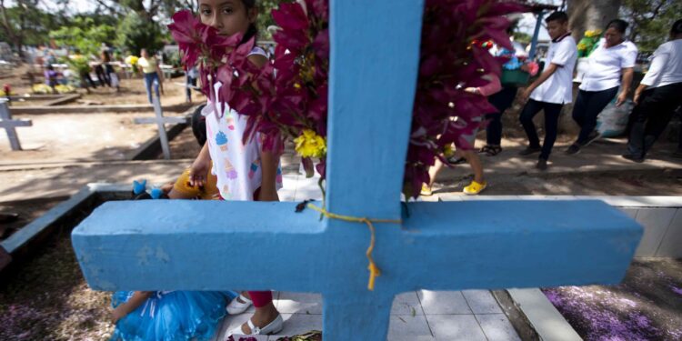Nicaragüenses regresan en masa a los cementerios por el Día de los Muertos. Foto: EFE / Artículo 66