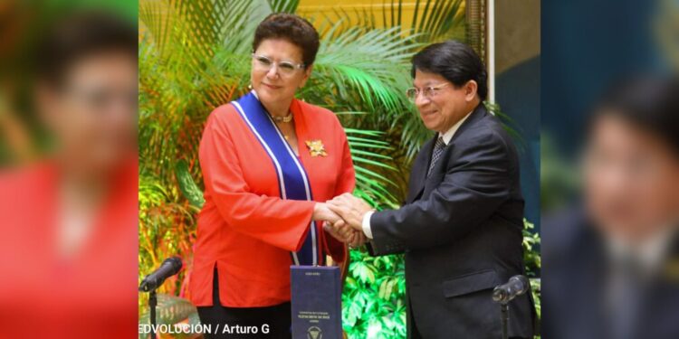 Ortega se congracia con el Fondo de Población de las Naciones Unidas y entrega reconocimiento a su representa saliente. Foto: Artículo 66 / Gobierno
