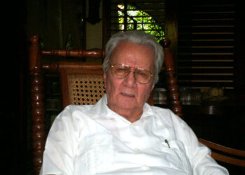 El maestro Guillermo Rothschuh Tablada, sentado en la sala de su casa.