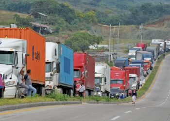Transportistas en Guatemala bloquean carreteras y fronteras en protestas