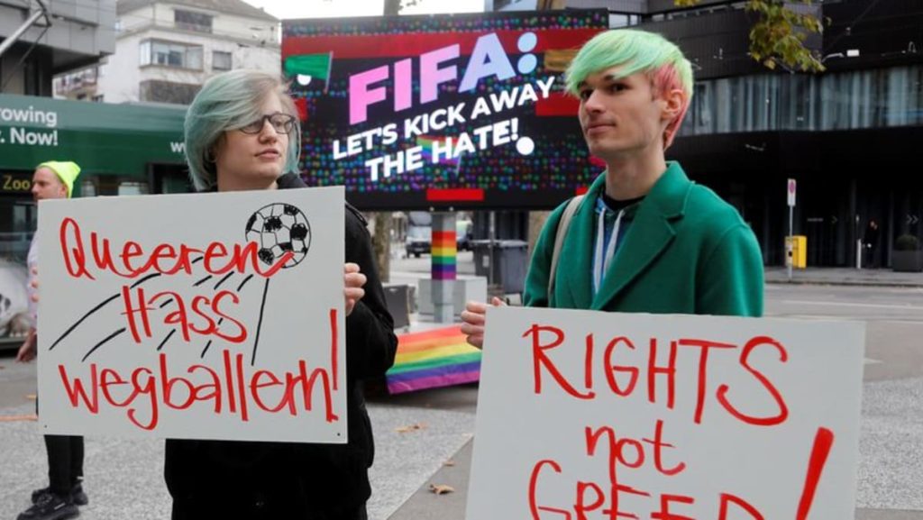 Colectivo LGBTI protesta contra el Mundial ante el Museo de la FIFA￼
