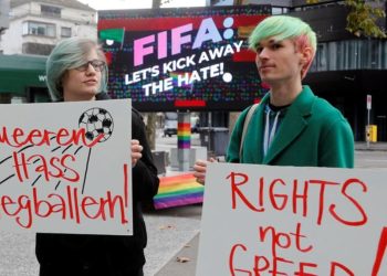 Colectivo LGBTI protesta contra el Mundial ante el Museo de la FIFA en Zúrich