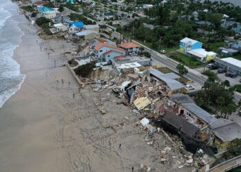 Nicole deja inundaciones, apagones y daños materiales en Florida