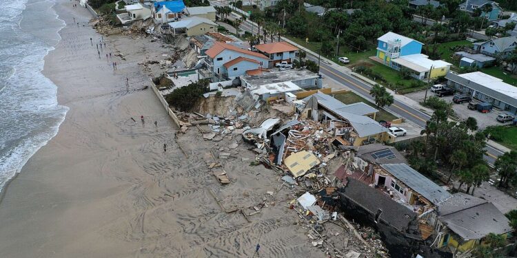 Nicole deja inundaciones, apagones y daños materiales en Florida
