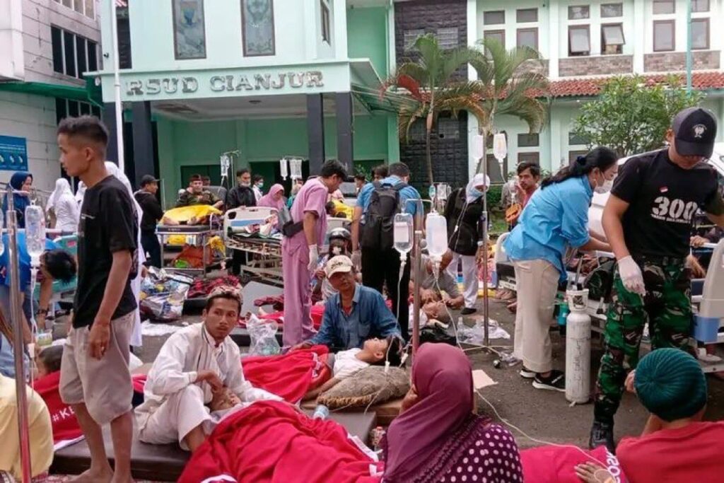 Terremoto en Indonesia deja al menos 62 muertos