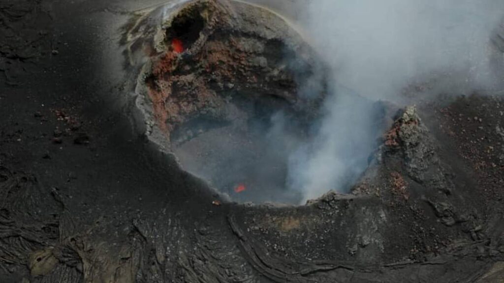 Entra en erupción en Hawái el volcán activo más grande del mundo