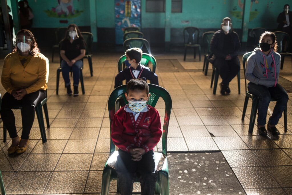 Impacto del huracán Lisa obliga a suspender clases en el norte de Guatemala