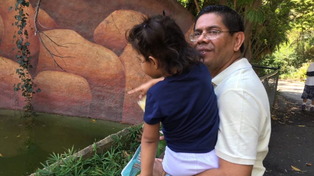 Régimen prohíbe a niña del preso político Miguel Mendoza ver a su padre. Foto: Cortesía.