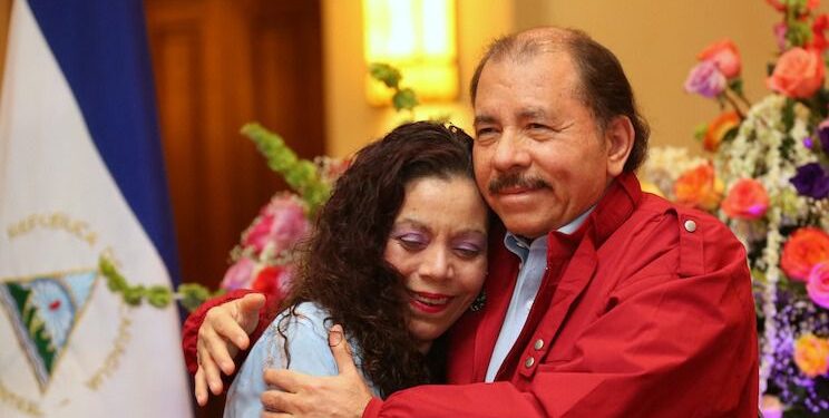 Murillo agradece «desborde» de felicitaciones al dictador Ortega por su cumpleaños