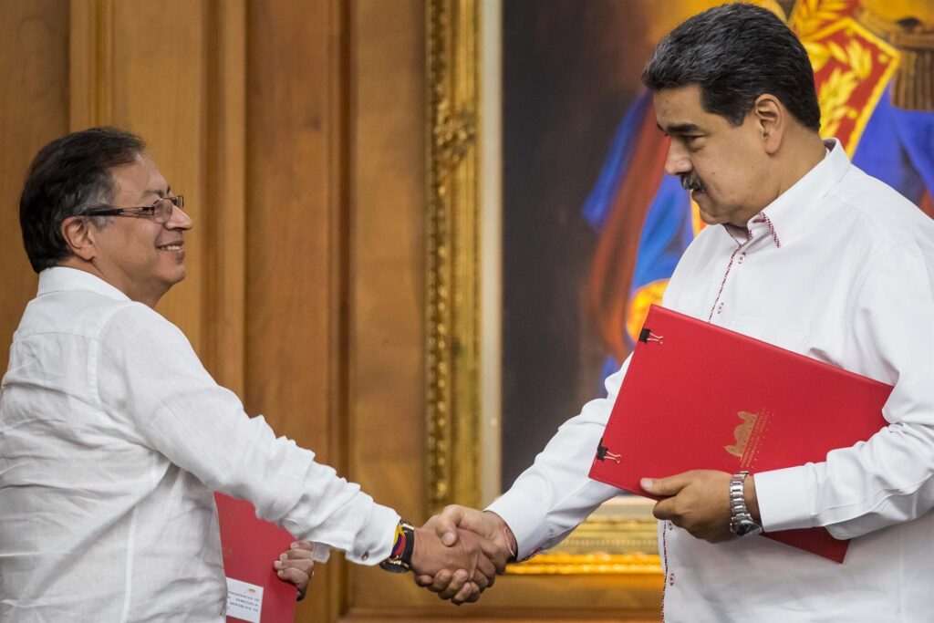 Petro y Maduro firman acuerdos «simbólicos» en Caracas