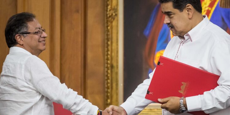 Petro y Maduro firman acuerdos «simbólicos» en Caracas. Foto: EFE / Artículo 66