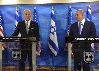 Fotografía de archivo en la que se registró al primer ministro electo de Israel, Benjamín Netanyahu (d), y al presidente de EE.UU., Joe Biden. EFE