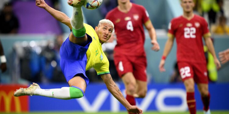 Brasil gana partido ante Serbia, pero Neymar recibe lesión en el tobillo