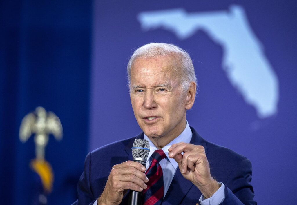 El presidente de Estados Unidos, Joe Biden, fue registrado este martes, 1 de noviembre, al pronunciarse acerca de la protección del Seguro Social y Medicare y la reducción de los costos de los medicamentos recetados, en el Centro Comunitario OB Johnson, en Hallandale Beach (Florida, EE.UU.). EFE/Cristóbal Herrera