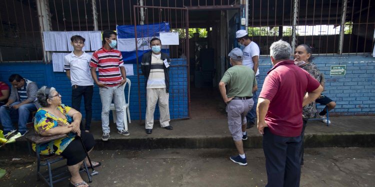Personas esperan afuera de una junta receptora de votos (JRV), para ejercer su derecho al voto durante las elecciones municipales , en Managua (Nicaragua). EFE