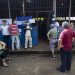 Personas esperan afuera de una junta receptora de votos (JRV), para ejercer su derecho al voto durante las elecciones municipales , en Managua (Nicaragua). EFE