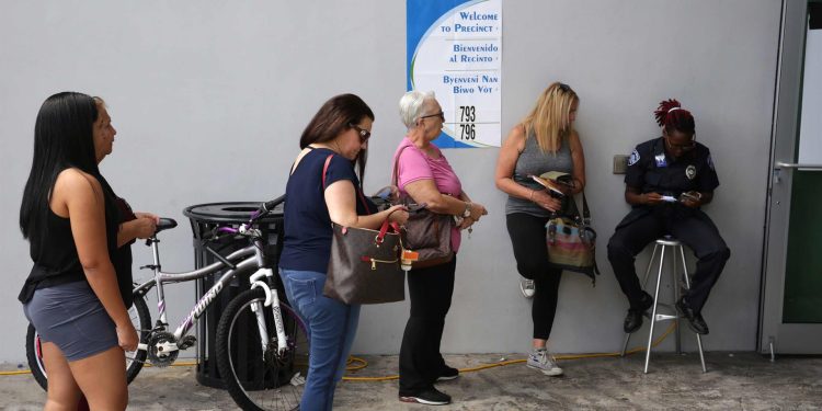 Personas votando en Miami, Florida, en las elecciones de medio término de Estados Unidos, el 8 de noviembre de 2022. EFE
