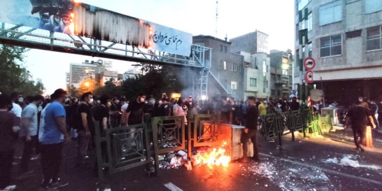 Vista de choques de manifestantes con la Policía de Irán, en una fotografía de archivo. EFE