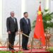El presidente chino, Xi Jinping, da la bienvenida en Pekín al mandatario cubano, Miguel Díaz-Canel. EFE
