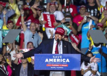 El expresidente estadounidense Donald Trump mientras pronuncia un discurso durante un mitin de apoyo al senador de Florida Marco Rubio, en Miami, Florida (EEUU). EFE