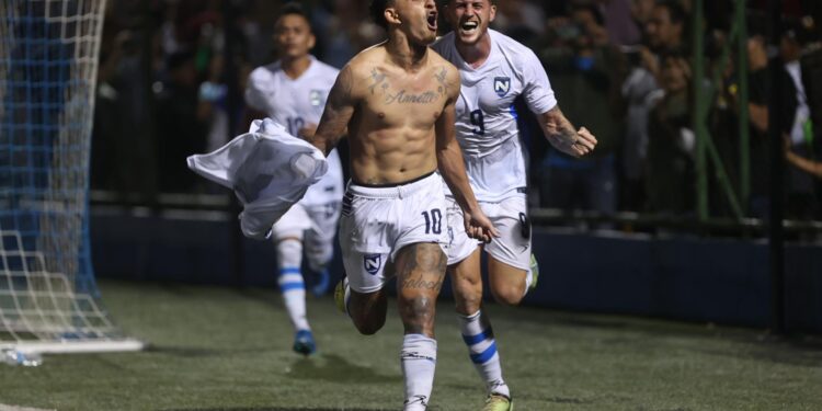 Byron Bonilla de Nicaragua celebra un gol ante El Salvador hoy, en un partido amistoso entre las selecciones de Nicaragua y El Salvador en el estadio Nacional en Managua (Nicaragua). EFE