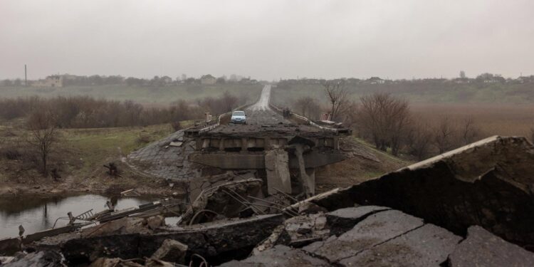 Puente destruido en las afueras de Jersón, en el sur de Ucrania, este 26 de noviembre. EFE/EPA/ROMAN PILIPEY
