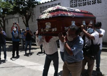 Familiares y amigos asisten el 24 de agosto de 2022 al funeral del asesinado periodista mexicano Fredid Román en el municipio de Chilpancingo, en el estado de Guerrero, México. Foto: EFE / Artículo 66